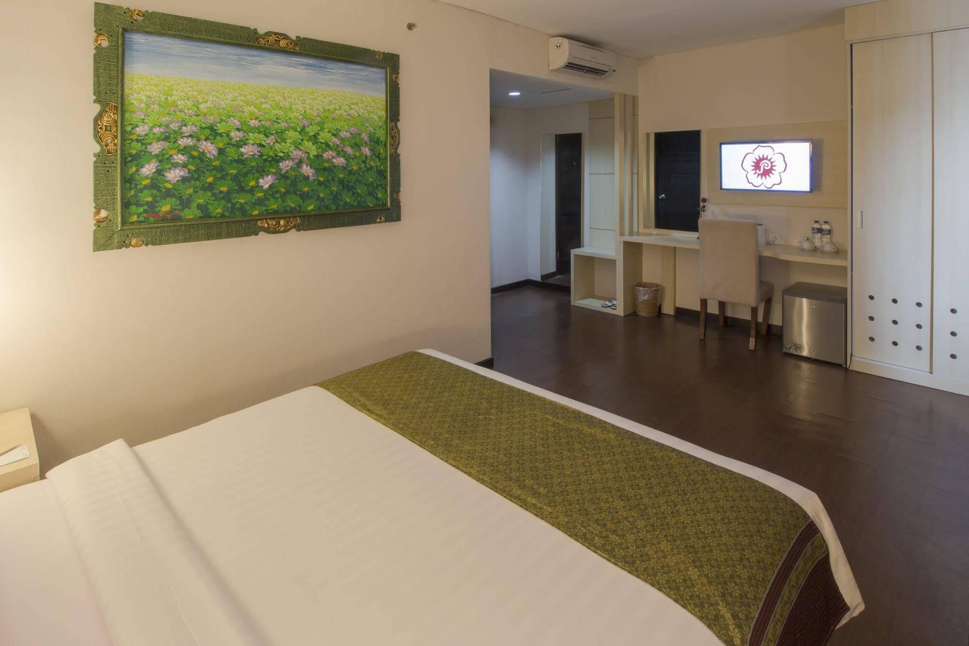 Grand Puri Saron Hotel Malioboro Yogyakarta Exterior photo